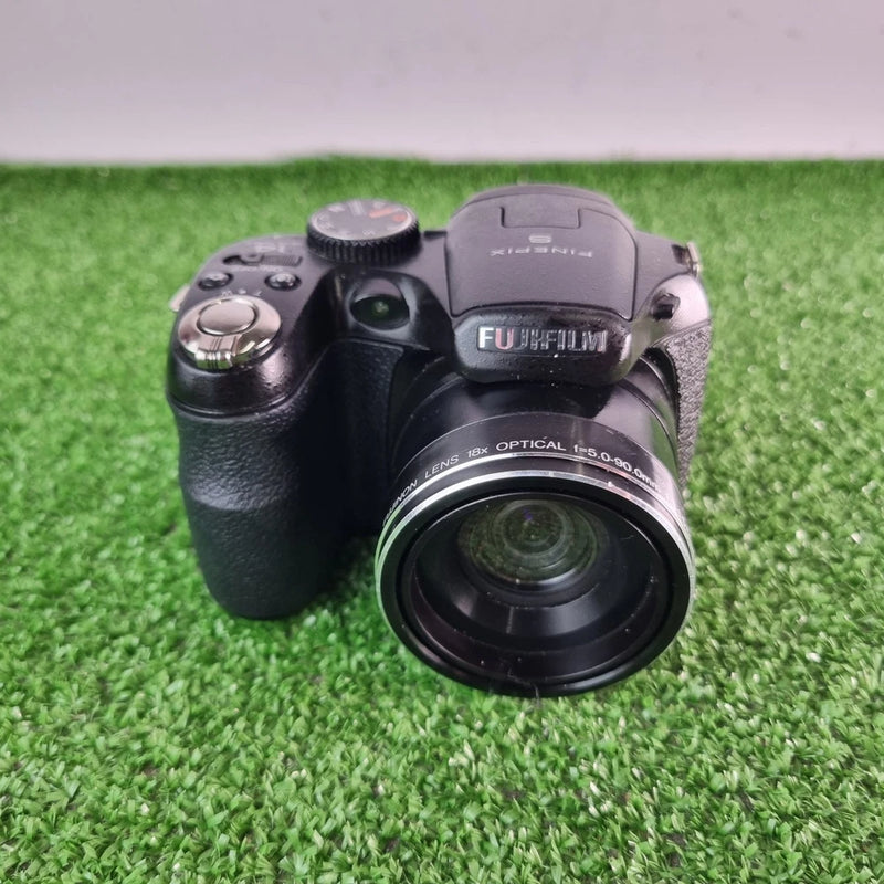 FujiFilm FinePix S2960 bridge camera with large front lens