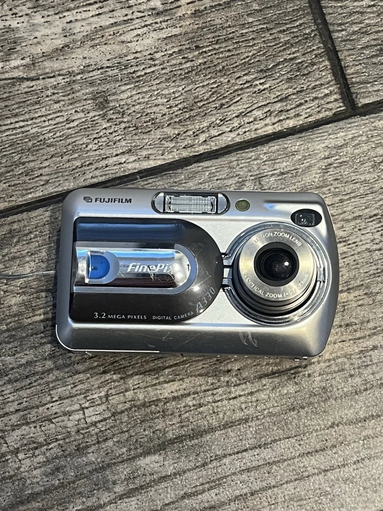 *READ* FujiFilm FinePix A330 Compact Digital Camera - Silver Retro