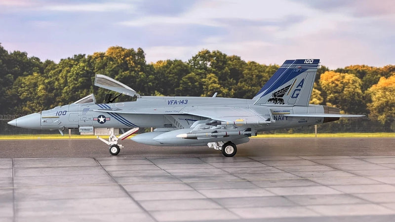 HOBBYMASTER FA-18E Super Hornet model aircraft in gray and white, side view