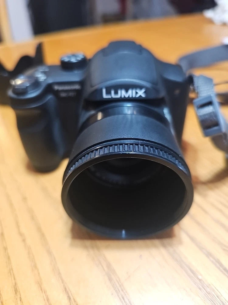 Panasonic LUMIX DMC-FZ7 6.0MP Digital Camera - Cables Charger Bag Manual Card