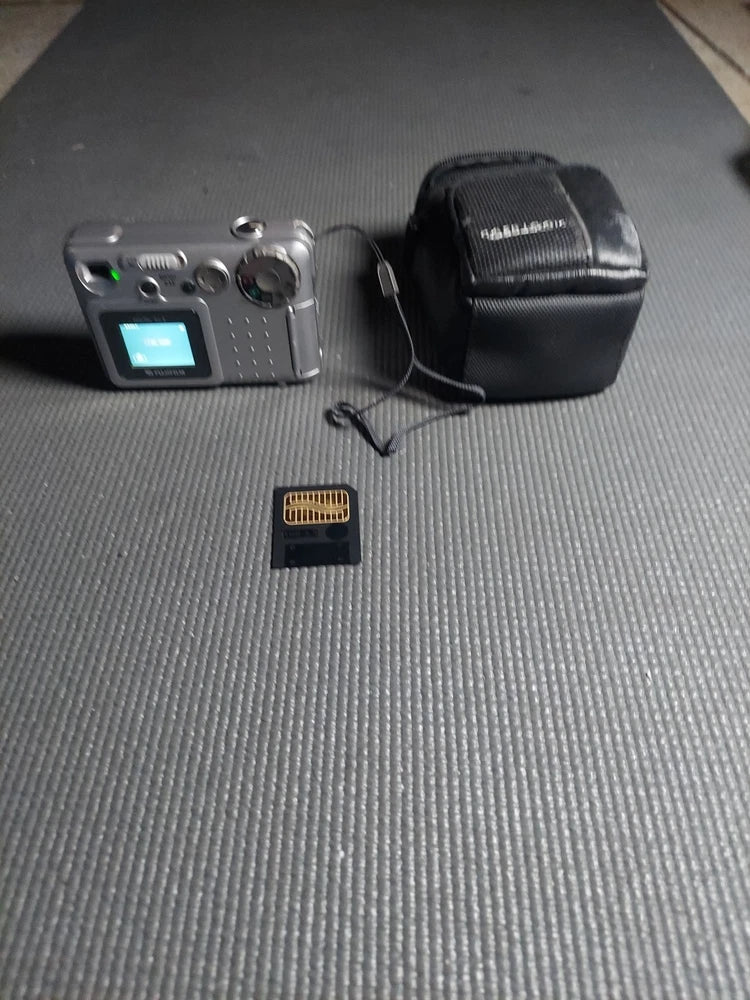 FujiFilm MX-1200 1.3MP Digital Camera w/Memory Card TESTED GOOD
