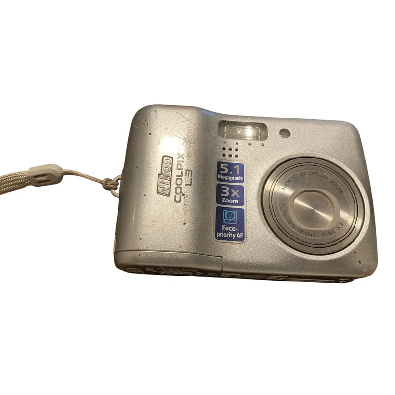 Nikon COOLPIX L3 5.1MP Digital Camera - Silver Repair or PARTS ONLY