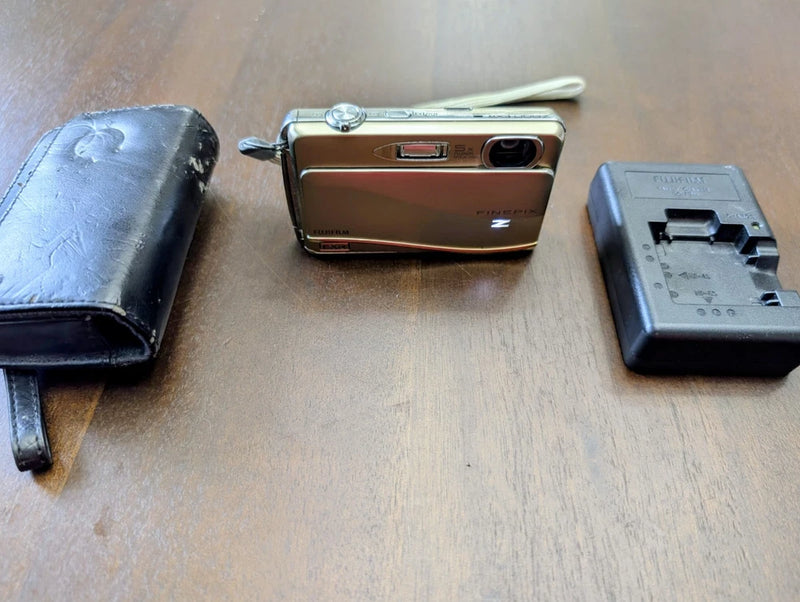 Fujifilm FinePix Z800EXR 12MP Gold Touchscreen Digicam TESTED WORKING Case Bundl