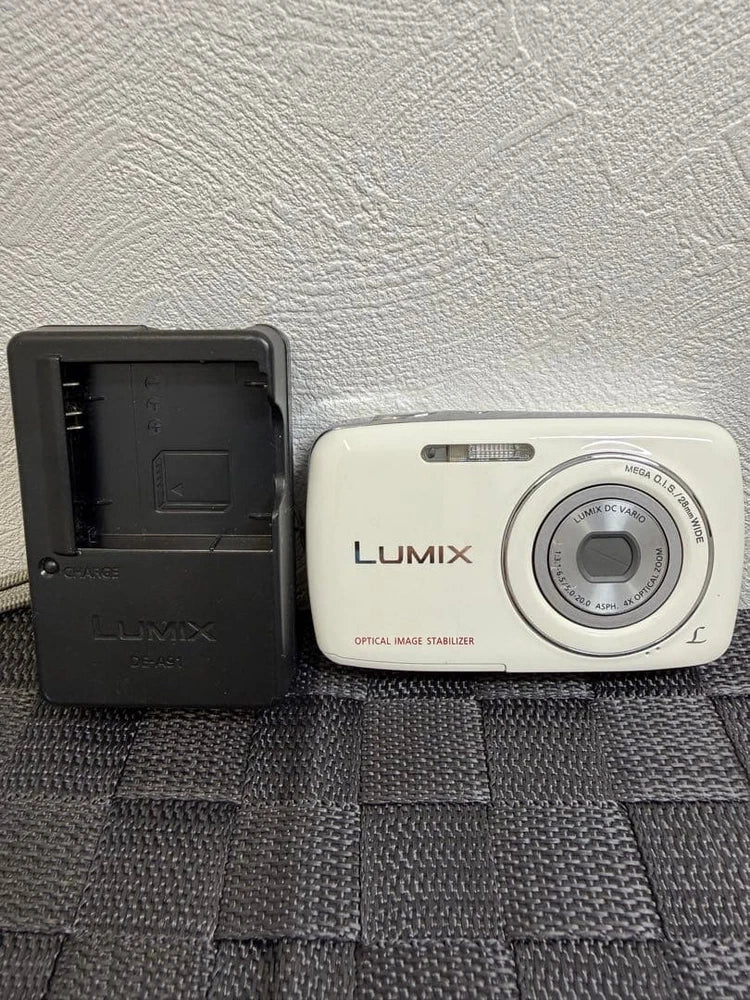 LUMIX Compact Digital Camera DC VARIO ?