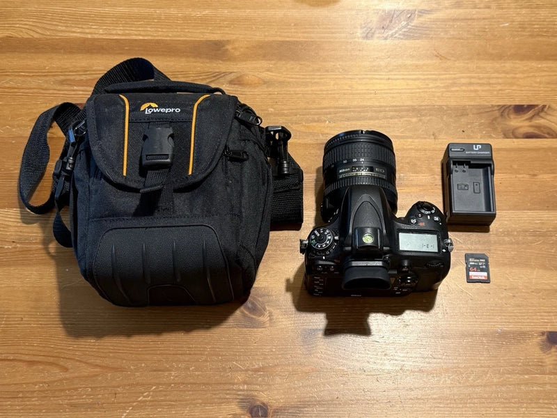 Nikon D600 (67000 Shutter) + 24-85mm AF-S VR 3.5-4.5 + 64gb Sd Card + Case