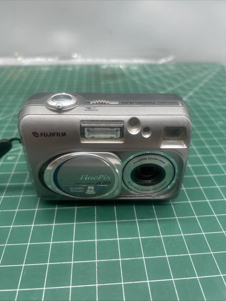Fujifilm FinePix A205 2MP Digital Camera Powers On ¨C Vintage!!
