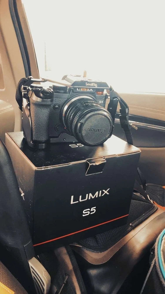 Panasonic Lumix S5 WITH cage + Batteries MINT