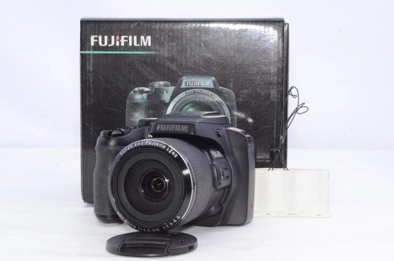 Smartphone Transfer OK. FUJIFILM FinePix S9200, Runs On AA Batteries.