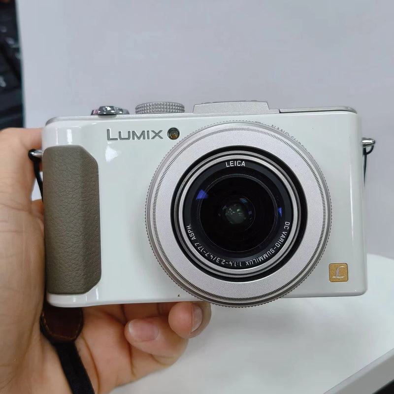Panasonic LUMIX DMC-LX7K LX7 10.1 MP Digital Camera 3.8x Optical Zoom -White