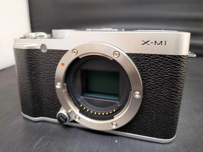 Fujifilm X-M1 Mirrorless Camera with Battery Charger Leather Cover Grip Used