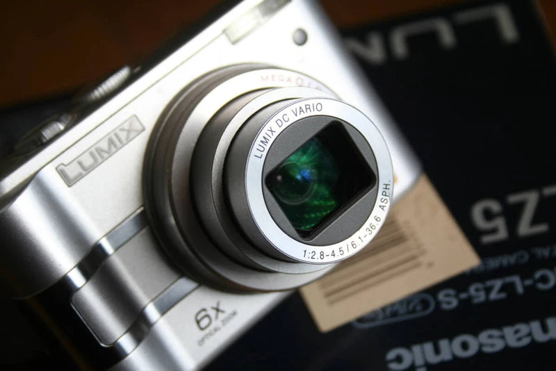 Panasonic LUMIX DMC-LZ5 6x Compact Digital Camera (Original Box & 2GB SD
