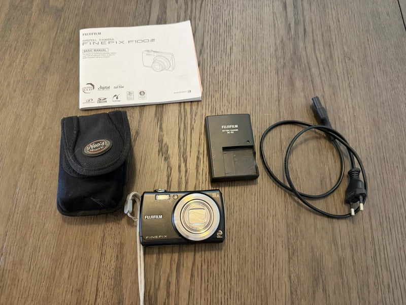 Digital Camera Fujifilm FinePix F100fd Case, Instructions and Charger