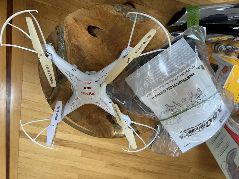 Syma X5C 2.4G RC quadcopter drone with camera, white with four propellers