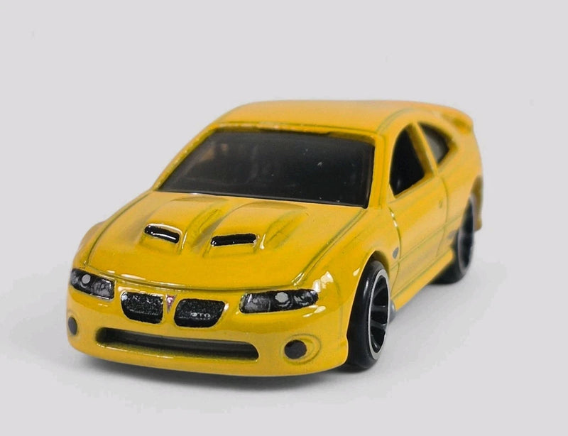 2006 PONTIAC GTO Diorama Collectible DieCast Model Car 1:64 Yellow LOOSE