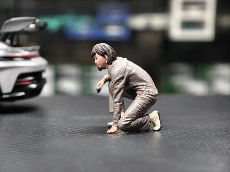 1/18 Diorama Mechanic Girl Checking Scene Prop Miniature Figure Doll For Car Toy