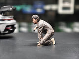 1/18 Diorama Mechanic Girl Checking Scene Prop Miniature Figure Doll For Car Toy