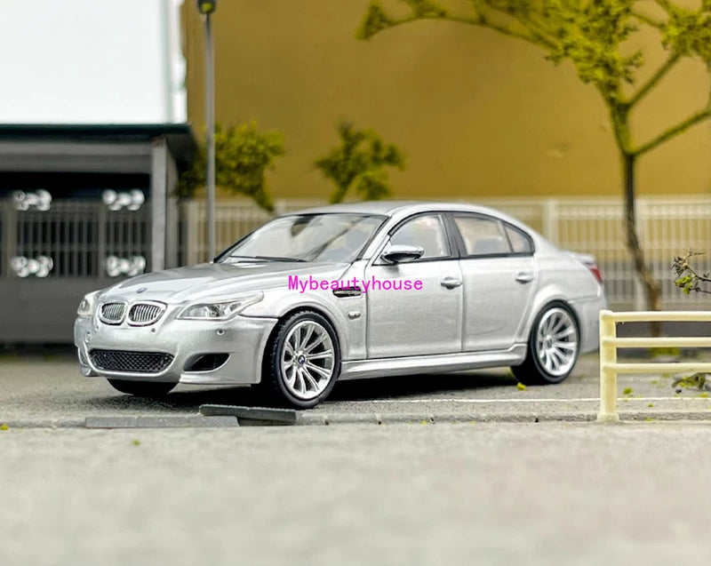 King 1:64 Silver M5 E60 Sedan Sports Model Diecast Metal Car