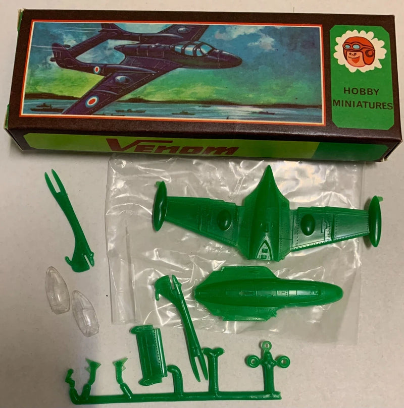 De Havilland Sea Venom mini plane plastic model kit, green parts in bag