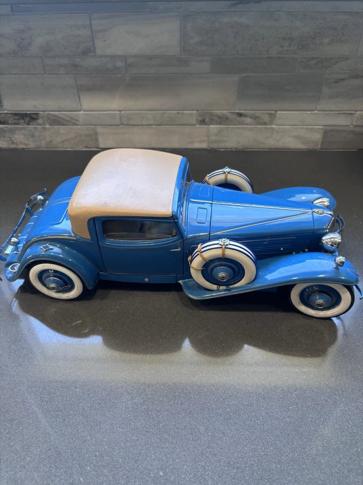 1929 Cord L-29 coupe by Hayes model 1:24 scale by Esval Models. Missing Pieces.