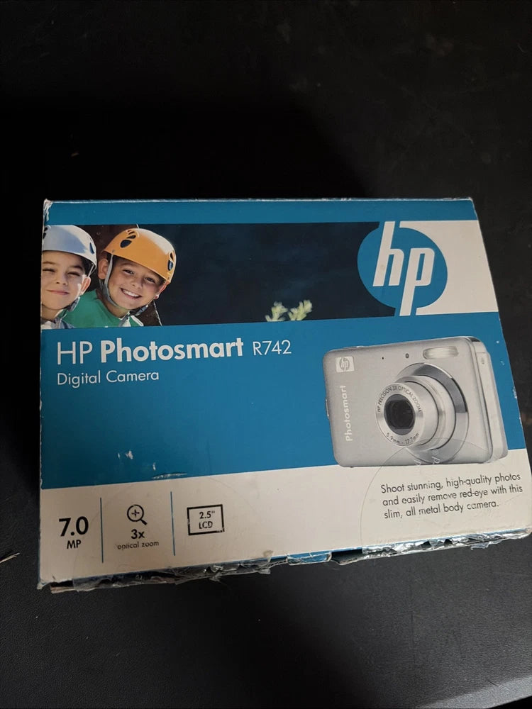 HP PhotoSmart R742 7.2MP Digital Camera - Silver