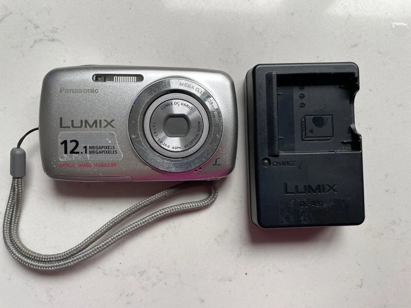 Panasonic Lumix DMC-S1 12.1 MP Digital Camera 4x Optical Image Battery Charger