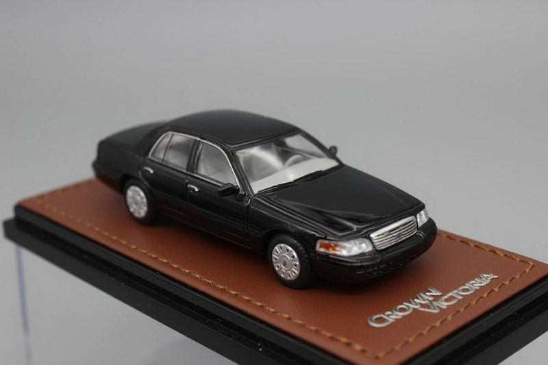 GOC 1/64 Scale FORD CROWN VICTORIA Black Diecast Car Model Toy Gift