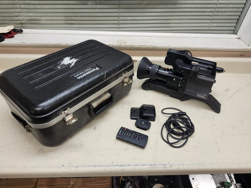 Panasonic WV-D5000 Digital 5000 HD System Camera With Extras & Case (SEE DISC.)
