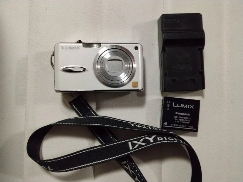 Lumix DMC FX01 Digital Camera 6MP with Charger, Battery & Strap From Japan