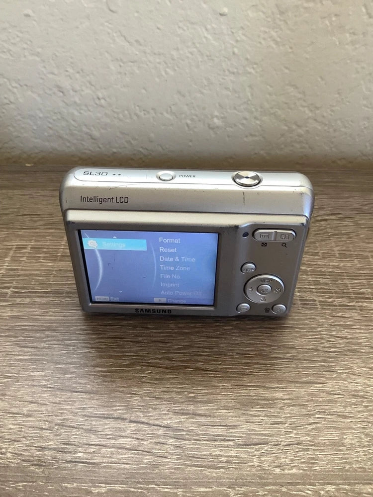 Samsung Intelligent LCD SL30 10.2MP Digital Camera For Parts (Lens Stuck)