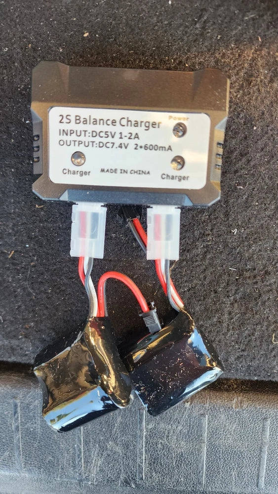 RC 2S balance charger with two LiPo batteries, DC 5V input and charging outputs