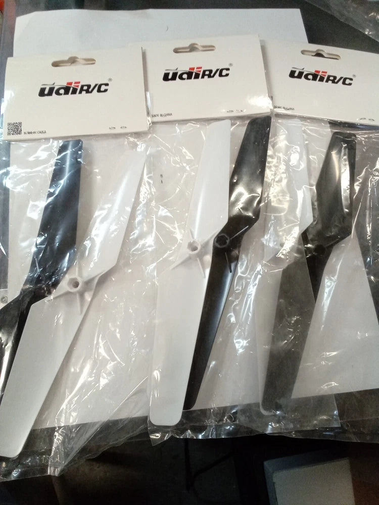 UDiRC drone replacement propeller blades 3-pack, black in clear packaging