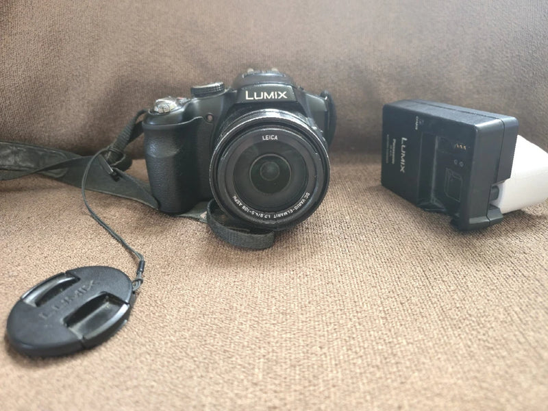 Panasonic Lumix FZ200 Bridge Camera Black, 12MP, 24x Optical Zoom, F2.8
