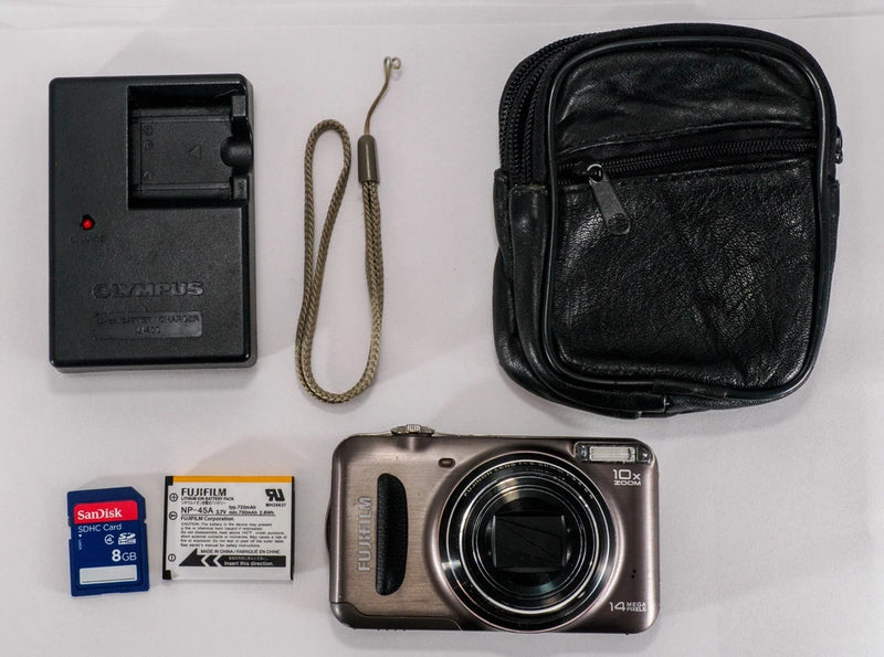 Fujifilm  FinePix T200 . 14.0MP CCD Sensor . Fully Working + Charger & Battery