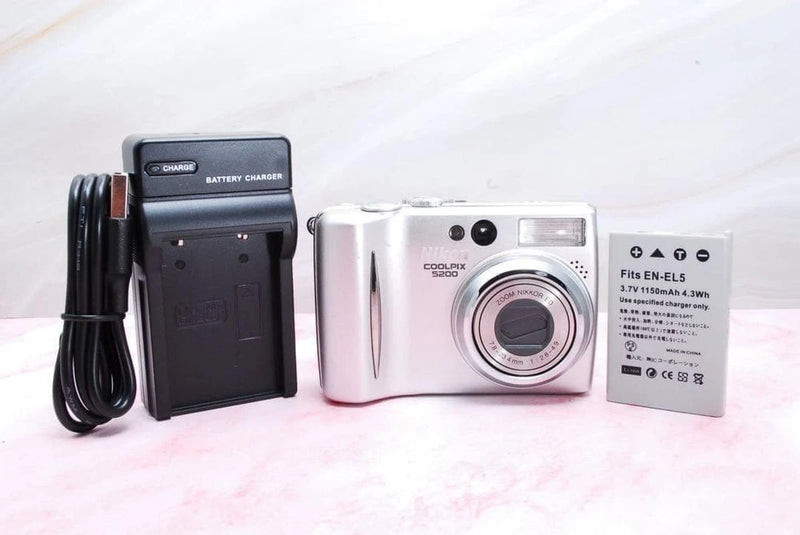 Nikon COOLPIX E5200 Silver Compact Digital Camera Tested Working Japan