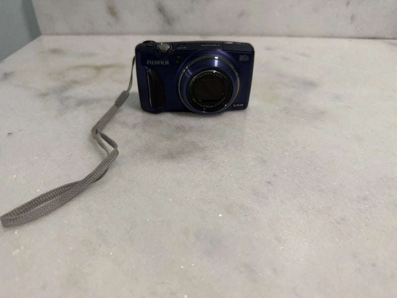 Fujifilm F900EXR Blue 16.1MP EXR-CMOS II sensor  Digital Camera (No Charger)