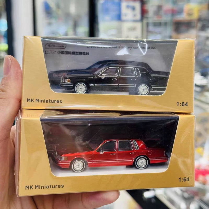 1:64 Lincoln Town Car die-cast model set in boxes, red and dark blue