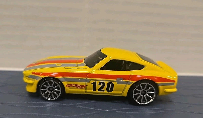 Hot Wheels Datsum 240Z Yellow w/Stripes