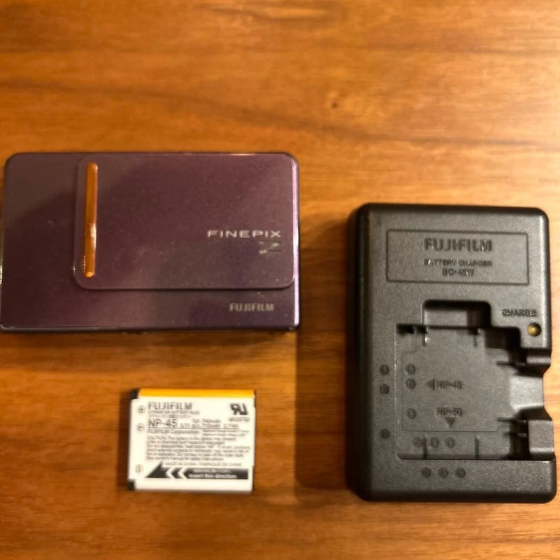FUJIFILM FINEPIX Z Purple Compact Digital Camera with Charger and Battery