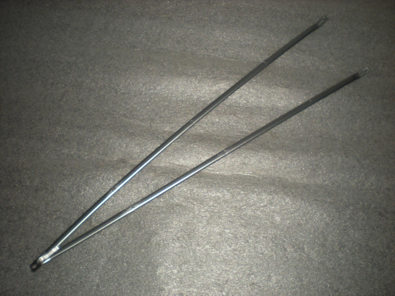 Carbon fiber wing support strut with two long parallel tubes, pointed end
