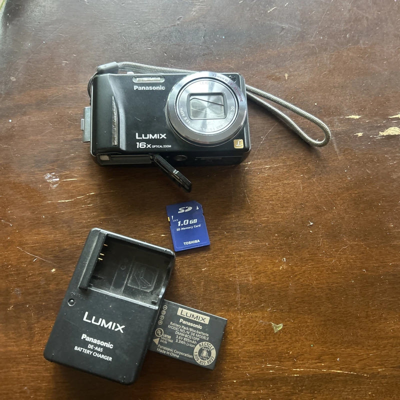 Y2K Panasonic Lumix DMC-ZS9, includes battery, charger, memory card