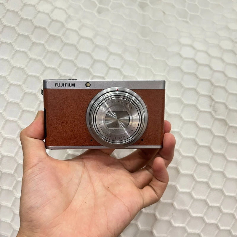 Fujifilm XF1 ¨C F1.8-F4.9 Bright Aperture, Excellent Low-Light & Bokeh