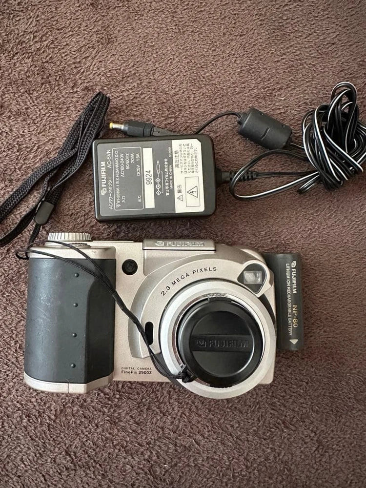 FUJIFILM FinePixel 2900Z Silver Compact Digital Camera 2.3 Megapixels