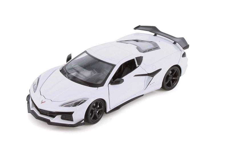 2023 Chevrolet Corvette Z06 1/24 Scale Diecast Model by Welly - WHITE