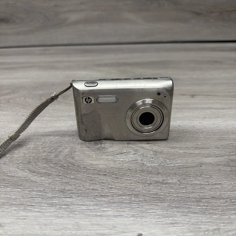 HP PhotoSmart R927 8.2MP Digital Camera - Silver- No Charger Untested
