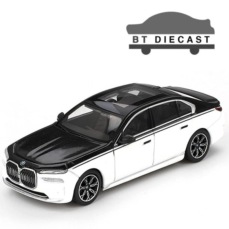 Two-tone BMW i7 xDrive 1/64 die-cast model car, black hood and white body