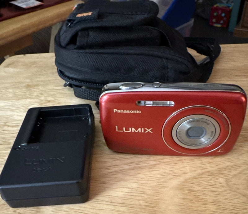 Panasonic LUMIX DMC-S3 14.1 MEGAPIXEL Digital Camera Red W/battery & Case BN2