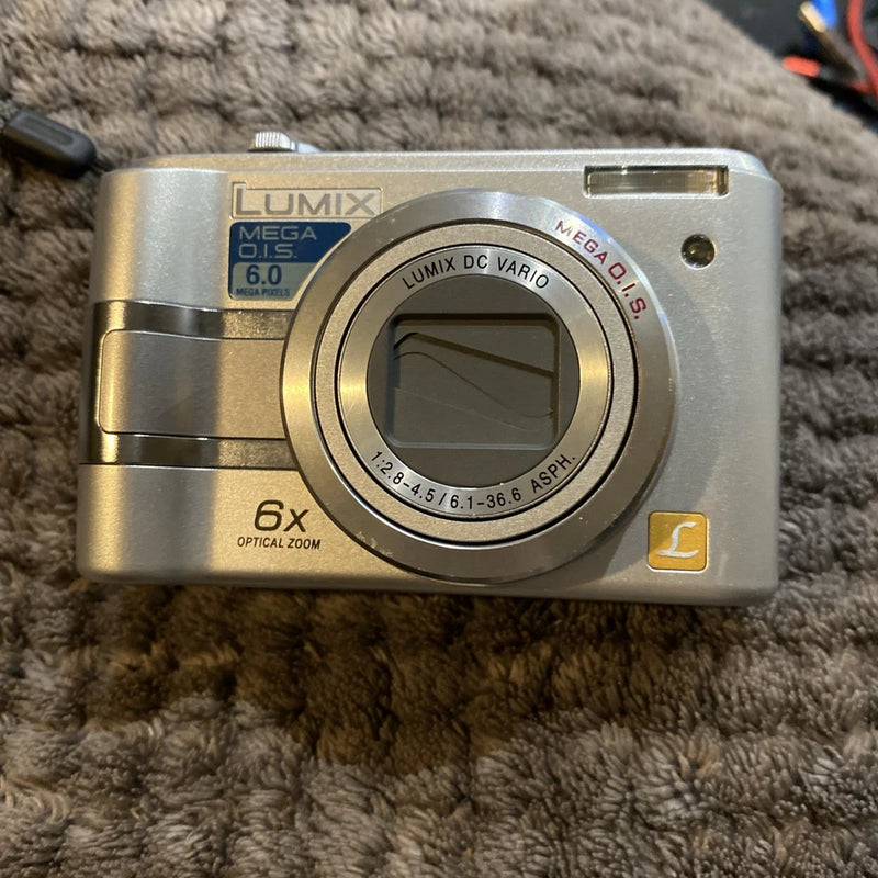 Panasonic Lumix DMC-LZ2 6.0 MP 6x Zoom Lumix DC Vario Digital Camera Fab Con