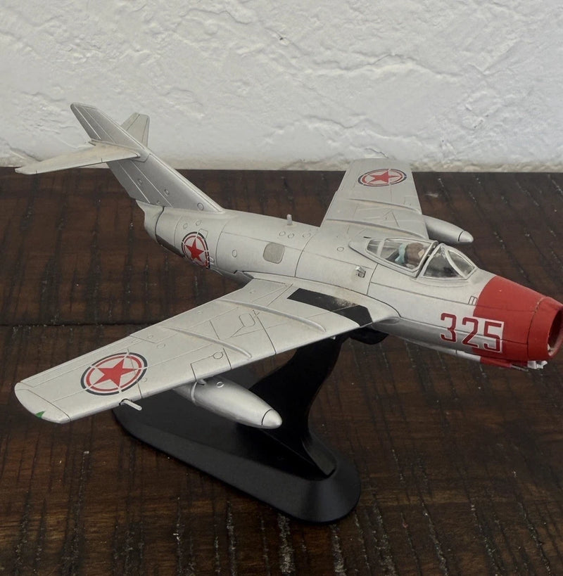 Hobby Master MiG-15bis Korean War 1:72 Diecast Jet HA2401 w Stand