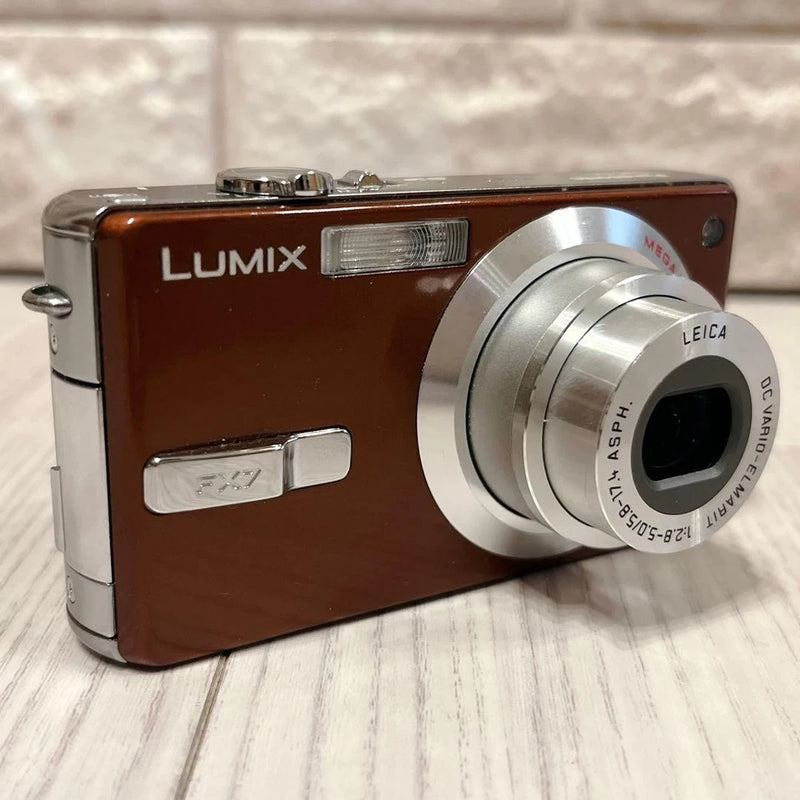 Panasonic LUMIX DMC-FX7-R Red Digital Camera Tested with Accessories