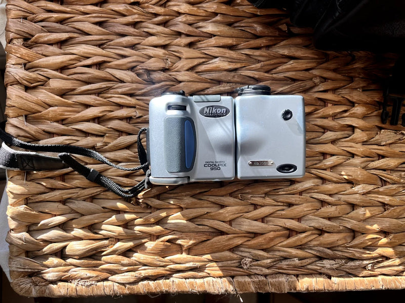 NIKON COOLPIX 950 Digital Camera with Original Case & Complete Kit (FOR PARTS)